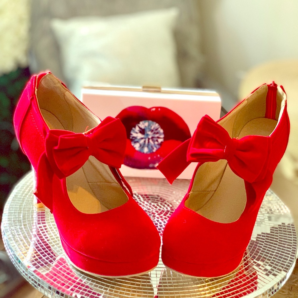 Red almond-toe suede heels with bow